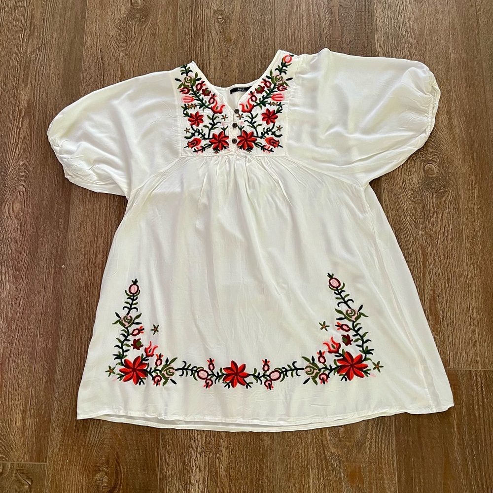 Zaful White Top with Black Logo Neck Label - Picture 7 of 10